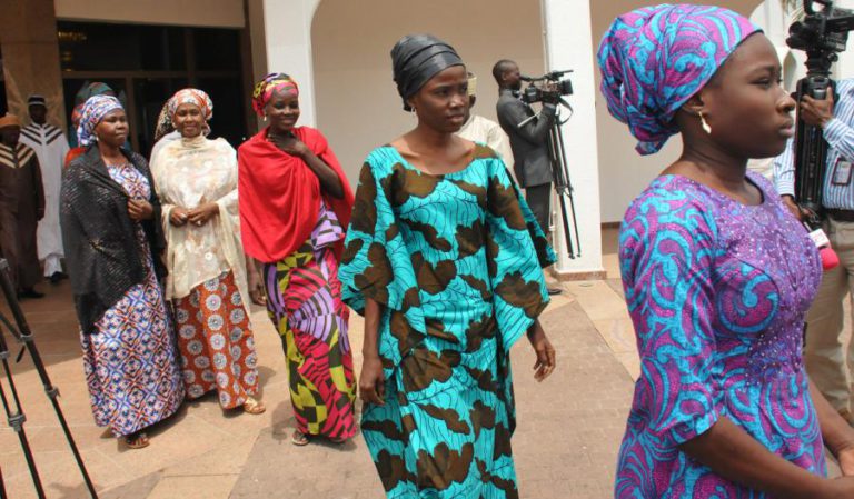 ALUNAS RAPTADAS PELO BOKO HARAM NA NIGÉRIA DEVOLVIDAS ÀS FAMÍLIAS