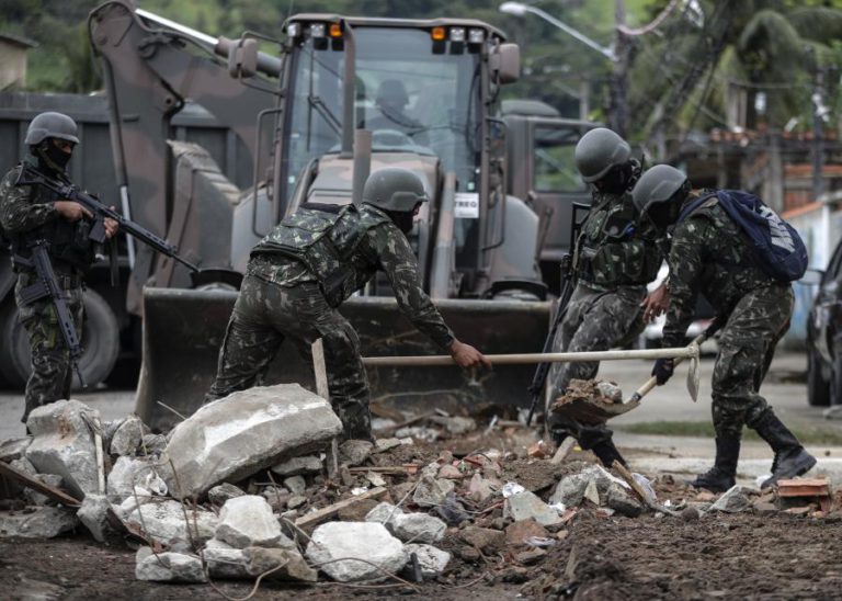 UM MÊS APÓS INTERVENÇÃO MILITAR NO RIO DE JANEIRO, CIDADE É PALCO DIÁRIO DE VIOLÊNCIA