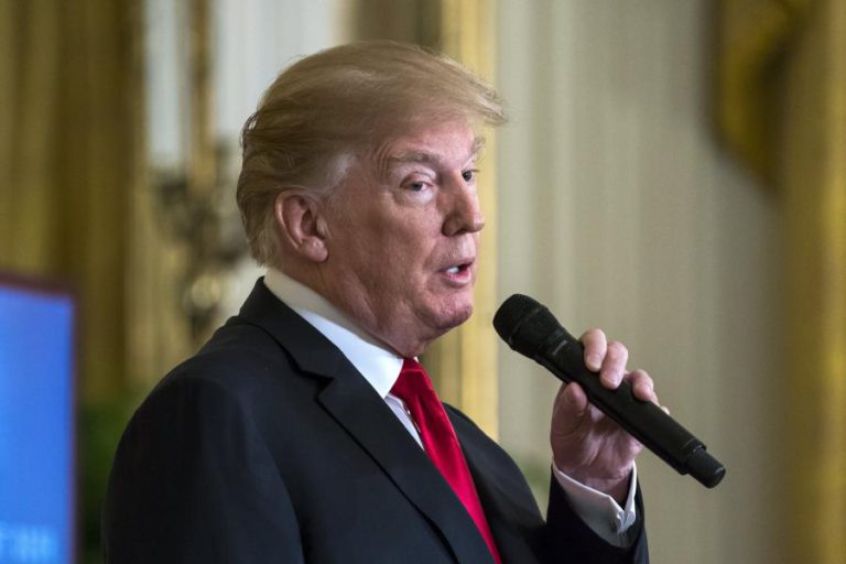 TRUMP ADMITE RECUAR NAS TAXAS ALFANDEGÁRIAS SE ALCANÇAR ACORDO COM MÉXICO E CANADÁ