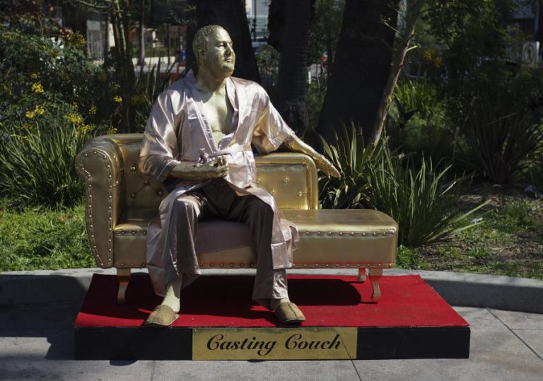 ESTÁTUA DE HARVEY WEINSTEIN DE ROUPÃO SURGE EM HOLLYWOOD A DIAS DOS ÓSCARES