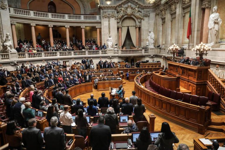 DEPUTADOS APROVAM ALARGAMENTO DOS SERVIÇOS DAS CONTAS DE SERVIÇOS MÍNIMOS BANCÁRIOS
