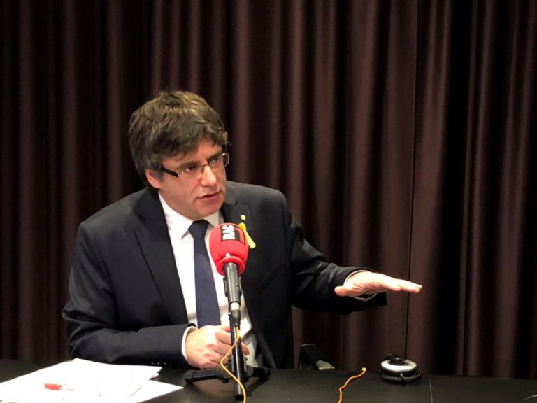 PUIGDEMONT ADVERTE QUE NÃO VAI DESISTIR NEM RETIRAR-SE