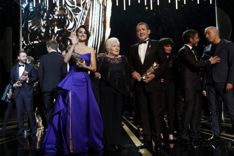 ATRIZ ESPANHOLA PENÉLOPE CRUZ RECEBE CÉSAR DE HONRA EM PARIS
