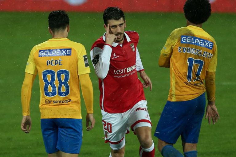 SPORTING DE BRAGA GOLEIA ESTORIL PRAIA E FICA A QUATRO PONTOS DO TERCEIRO LUGAR