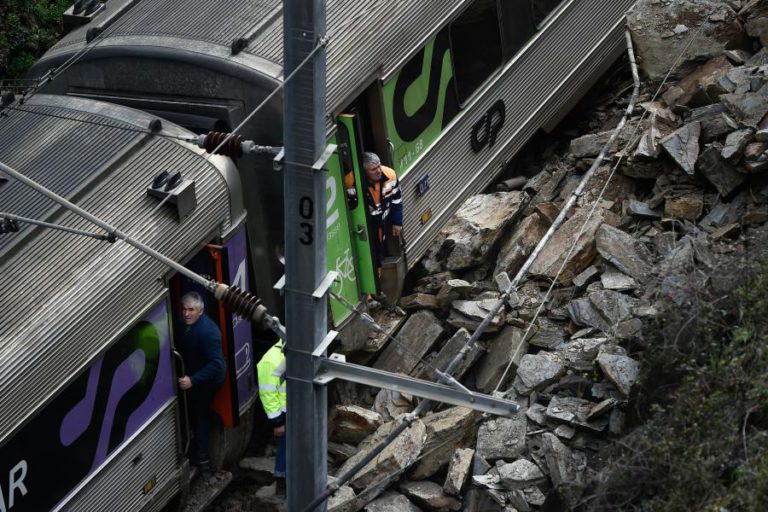 TROÇO CORTADO POR DESCARRILAMENTO DE COMBOIO SEM PREVISÃO DE ABERTURA