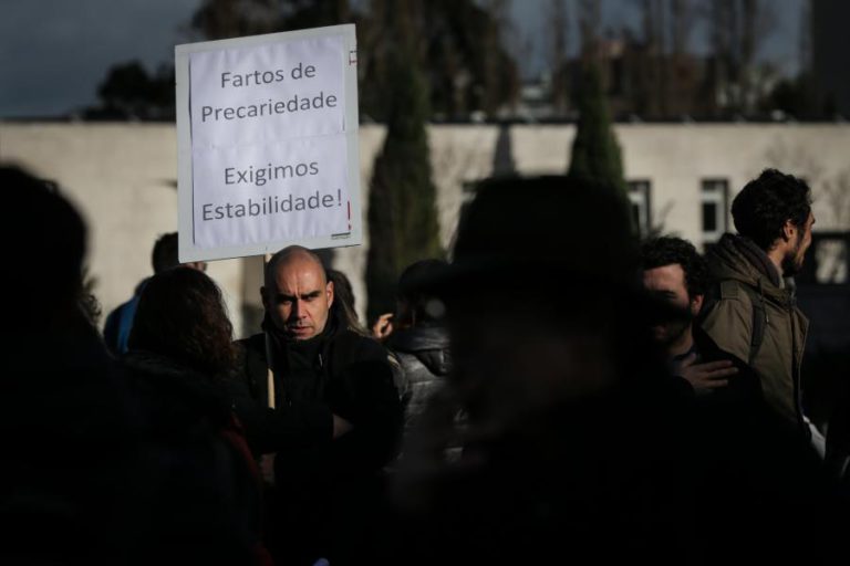 INVESTIGADORES RECLAMARAM EM LISBOA DIREITO A UM VÍNCULO ESTÁVEL
