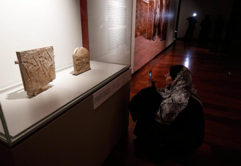 EXPOSIÇÃO INÉDITA DO LOUVRE EM TEERÃO BEM RECEBIDA PELO PÚBLICO