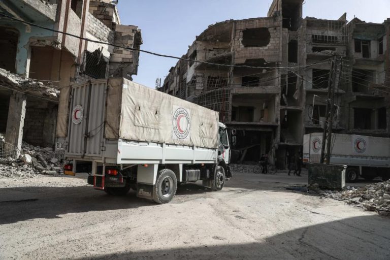 RECOMEÇO DE BOMBARDEAMENTOS EM GHOUTA COINCIDEM COM ENTRADA DE COMBOIO HUMANITÁRIO