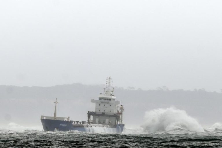 NAVIO ENCALHADO E TRIPULAÇÃO NÃO CORREM RISCO APESAR DAS CONDIÇÕES ATMOSFÉRICAS