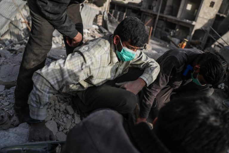 ORGANIZAÇÕES REFEREM CASOS DE ASFIXIA APÓS BOMBARDEAMENTOS CONTRA GHOUTA, NA SÍRIA