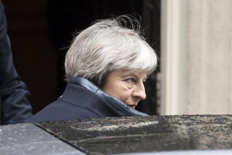 THERESA MAY REÚNE AUTORIDADES PARA ANALISAR CASO DO ATAQUE A EX-ESPIÃO RUSSO