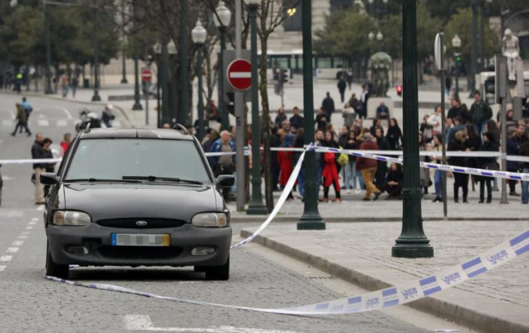 TRÂNSITO REABERTO NA AVENIDA DOS ALIADOS NO PORTO DEPOIS DE QUATRO HORAS CORTADO