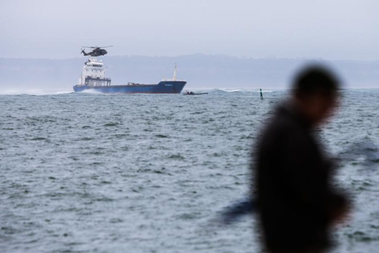 OPERAÇÕES DE DESENCALHE DE NAVIO ESPANHOL NO TEJO RETOMADAS CERCA DAS 09:00