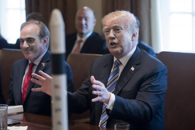 DONALD TRUMP DEMITIU SECRETÁRIO DE ASSUNTOS VETERANOS POR ‘TWEET’