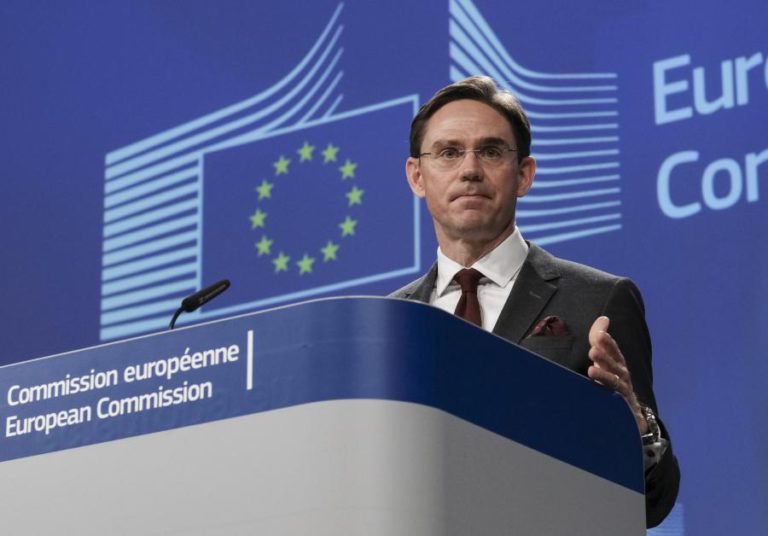 UE ESTÁ PRONTA PARA RETALIAR A DECISÃO DOS EUA DE TAXAR AÇO E ALUMÍNIO
