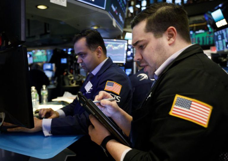WALL STREET EM BAIXA COM INVESTIDORES NERVOSOS POR INSTABILIDADE NA CASA BRANCA