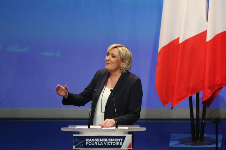MARINE LE PEN PROPÕE “UNIÃO NACIONAL” COMO NOVO NOME DA FRENTE NACIONAL