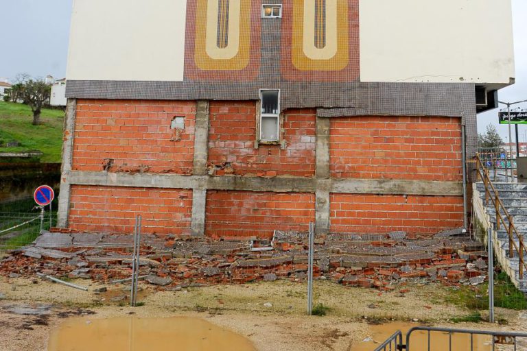DEMOLIÇÃO CONTROLADA DE PAREDE DE PRÉDIO NAS CALDAS DA RAINHA PREVISTA PARA SEGUNDA-FEIRA
