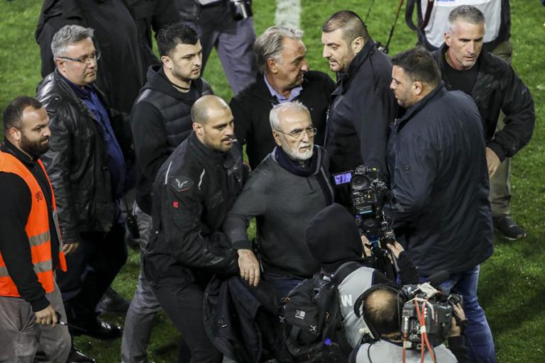 PRESIDENTE DO PAOK PEDE DESCULPA POR TER ENTRADO ARMADO EM CAMPO