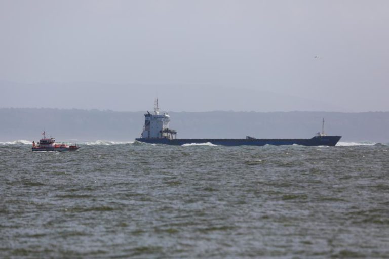 CARGUEIRO ENCALHADO NA FOZ DO TEJO À ESPERA DE CONDIÇÕES FAVORÁVEIS PARA SER REBOCADO