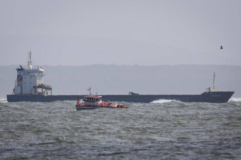 NAVIO QUE ESTAVA ENCALHADO EM LISBOA JÁ FLUTUA – AUTORIDADE MARÍTIMA