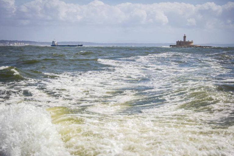 NOVA TENTATIVA PARA DESENCALHAR CARGUEIRO NA FOZ DO TEJO NA MANHÃ DE TERÇA-FEIRA