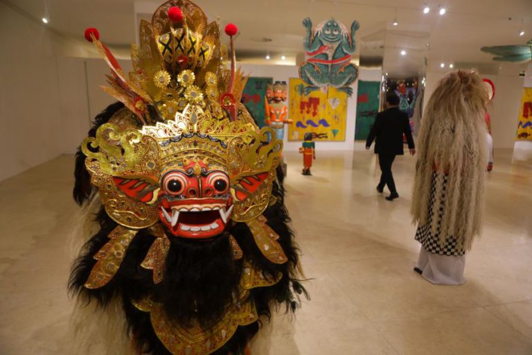 PEÇAS DO MUSEU DO ORIENTE E OBRAS DE JOSÉ DE GUIMARÃES EM DIÁLOGO INÉDITO