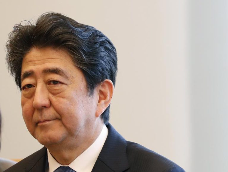 MAIS DE MIL PESSOAS PEDEM DEMISSÃO DE PRIMEIRO-MINISTRO DO JAPÃO