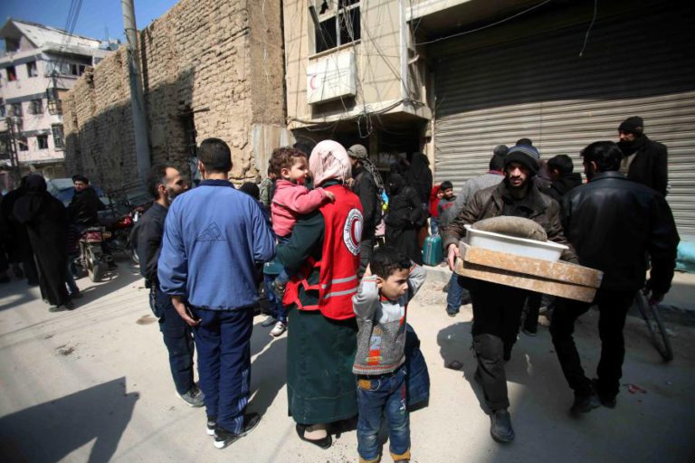 DEZENAS DE MILHARES DE CIVIS EM FUGA DE AFRINE DE GHOUTA ORIENTAL, NA SÍRIA