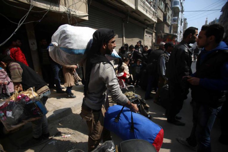 RETIRADA DE CIVIS DE GHOUTA ORIENTAL, NA SÍRIA, PELO SEGUNDO DIA CONSECUTIVO