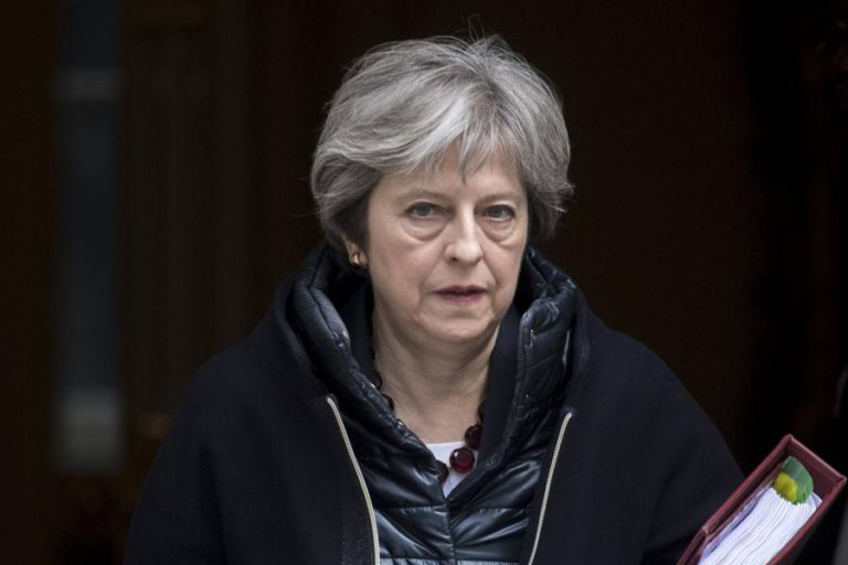 MAY ANUNCIA “SUSPENSÃO DE CONTACTOS BILATERAIS” COM MOSCOVO E EXPULSÃO DE DIPLOMATAS
