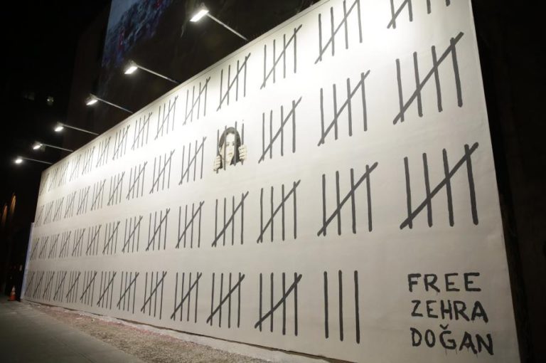 BANKSY PINTA MURAL EM NOVA IORQUE EM PROTESTO CONTRA DETENÇÃO DE ARTISTA TURCA