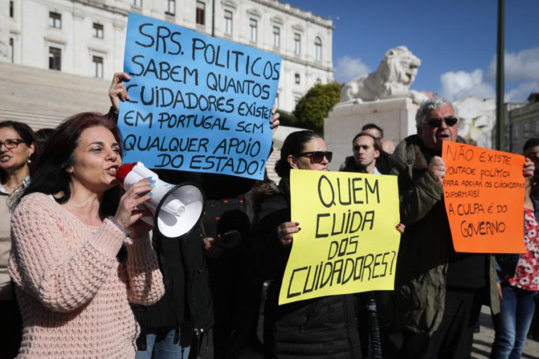 “SOMOS TRATADOS COMO LIXEIROS” – CUIDADORES INFORMAIS