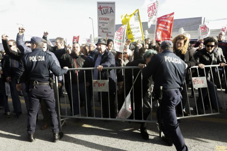 MILHARES DE FUNCIONÁRIOS PÚBLICOS EXIGEM AUMENTOS SALARIAIS EM PROTESTO EM LISBOA