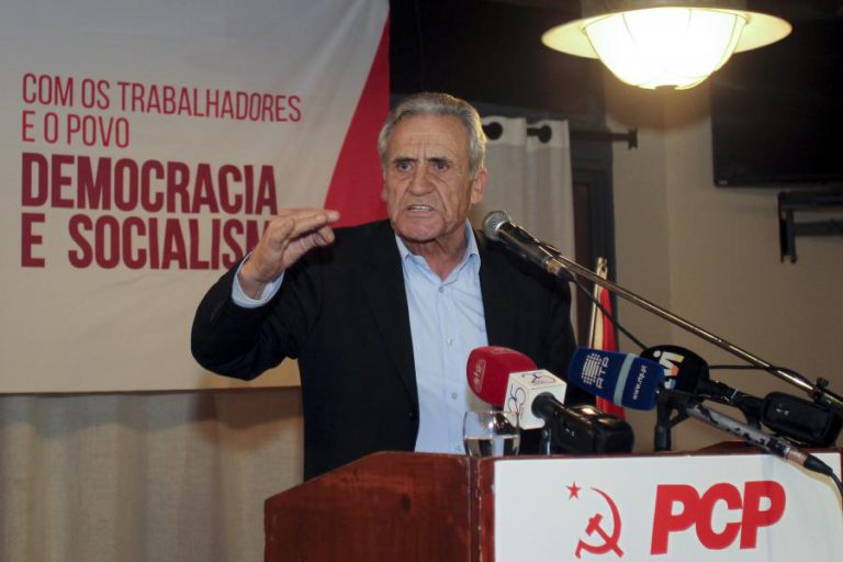 PCP ACUSA PS DE ESTAR “AMARADO” AO GRANDE CAPITAL E EM “CONVERGÊNCIA” COM O PSD E CDS