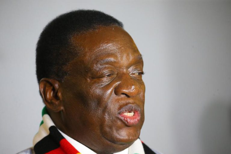 PRESIDENTE DO ZIMBABUÉ LIBERTA PRESOS E COMUTA SENTENÇAS DE MORTE