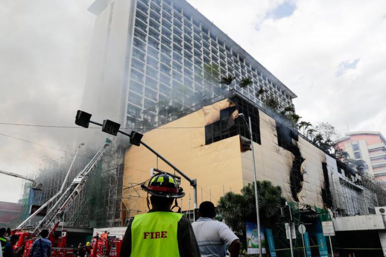 PELO MENOS QUATRO MORTOS EM INCÊNDIO EM HOTEL NO CENTRO DE MANILA