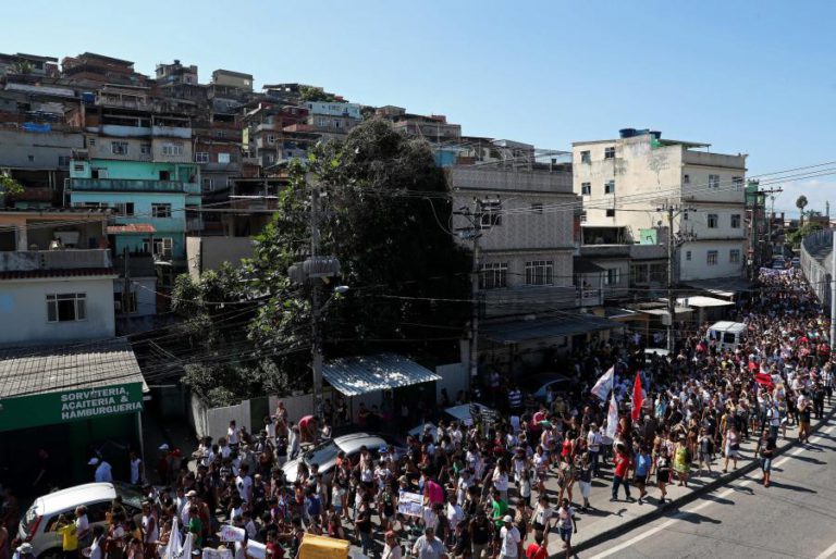MILHARES MANIFESTAM-SE NA FAVELA DA ELEITA MUNICIPAL ASSASSINADA NO RIO DE JANEIRO