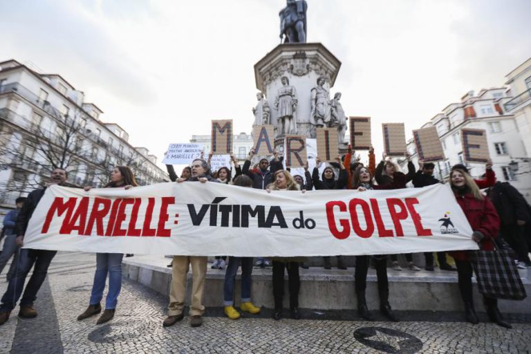 CERCA DE 500 PESSOAS PROTESTAM EM LISBOA CONTRA ASSASSÍNIO DE VEREADORA BRASILEIRA