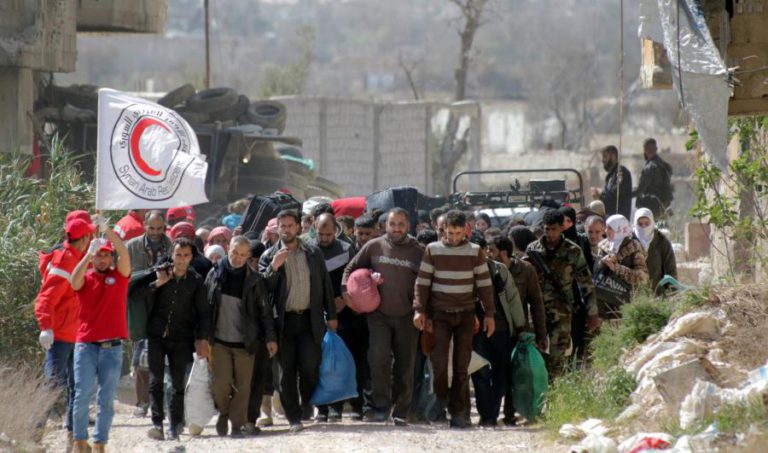 CIVIS E COMBATENTES COMEÇARAM A SAIR DE UMA ZONA DE GHOUTA ORIENTAL, NA SÍRIA