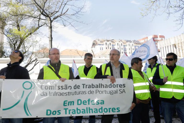 MANIFESTANTES REIVINDICAM EM LISBOA AUMENTOS SALARIAIS NA IP E ADMITEM NOVA GREVE