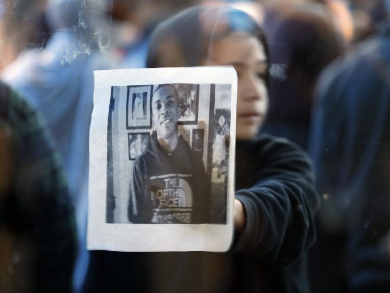 AFRO-AMERICANO MORTO PELA POLÍCIA DA CALIFÓRNIA TERÁ SIDO ALVEJADO PELAS COSTAS