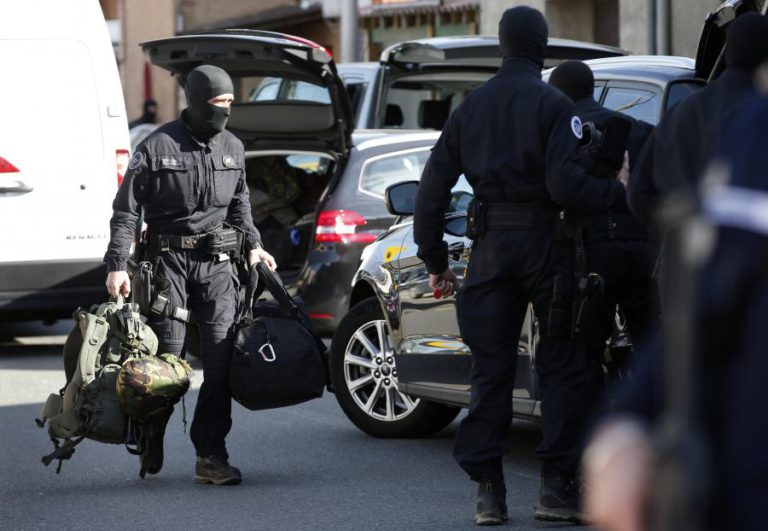 ATAQUES EM FRANÇA FIZERAM QUATRO MORTOS, ENTRE OS QUAIS O ATACANTE, E CINCO FERIDOS