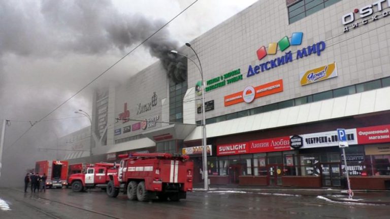 SOBE PARA 64 O NÚMERO DE MORTOS EM INCÊNDIO NUM CENTRO COMERCIAL DA SIBÉRIA