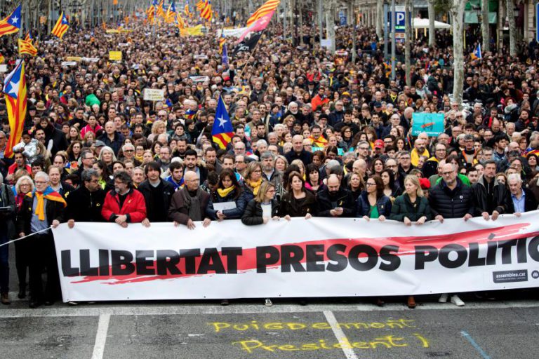 MILHARES NAS RUAS DE BARCELONA EM MANIFESTAÇÕES COM INTERVENÇÃO POLICIAL