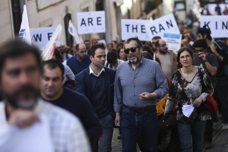 PROTESTO DE PROFESSORES E CIENTISTAS ENTREGAM REIVINDICAÇÕES EM S. BENTO