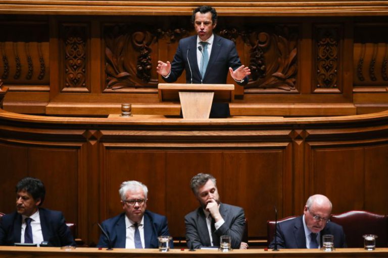 PSD E CDS ATACAM “SOBERBA” DO GOVERNO E PS ACUSA-OS DE “ENVENENAREM” O DEBATE SOBRE INCÊNDIOS