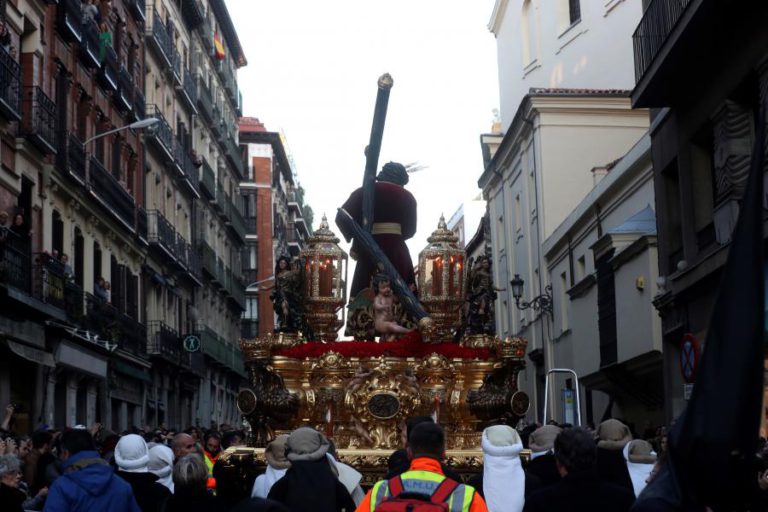 CRUZ DE JESUS DO GRANDE PODER PARTE-SE AO COLIDIR COM UM SEMÁFORO EM MADRID