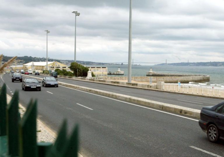 CÂMARA DE OEIRAS ENCERRA MARGINAL NO SENTIDO CASCAIS-LISBOA