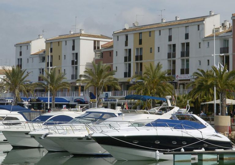 JOGADOR DO FARENSE ESFAQUEADO NO PESCOÇO EM ZONA DE BARES DE VILAMOURA